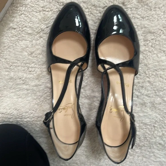 Gorgeous Christian Louboutin Black patent pumps with cross cross straps - Picture 6 of 7